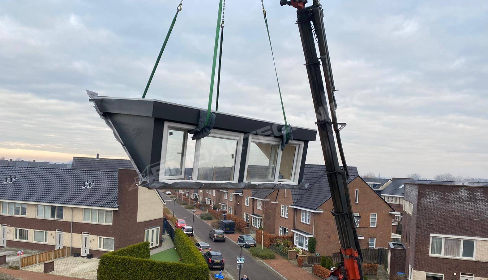 Dakkapel hangend aan kraan