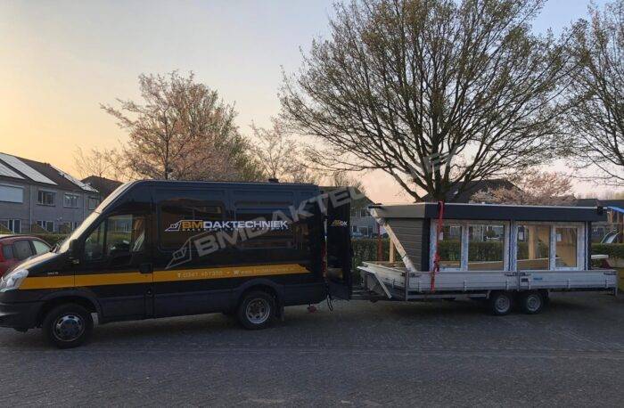 Dakkapel transport BM-Daktechniek bus met dakkapel op aanhanger