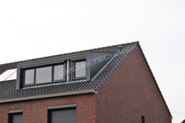 Donkerhouten dakkapel op zijwoning