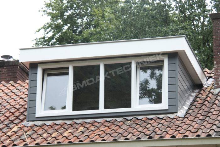 Houtlook dakkapel met antracietgrijs keralit en witte kozijnen Houtlook dakkapel met antracietgrijs keralit en witte kozijnen
