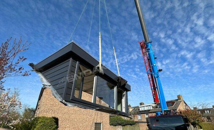 Prefab dakkapel Prefab dakkapel die wordt opgetakelt