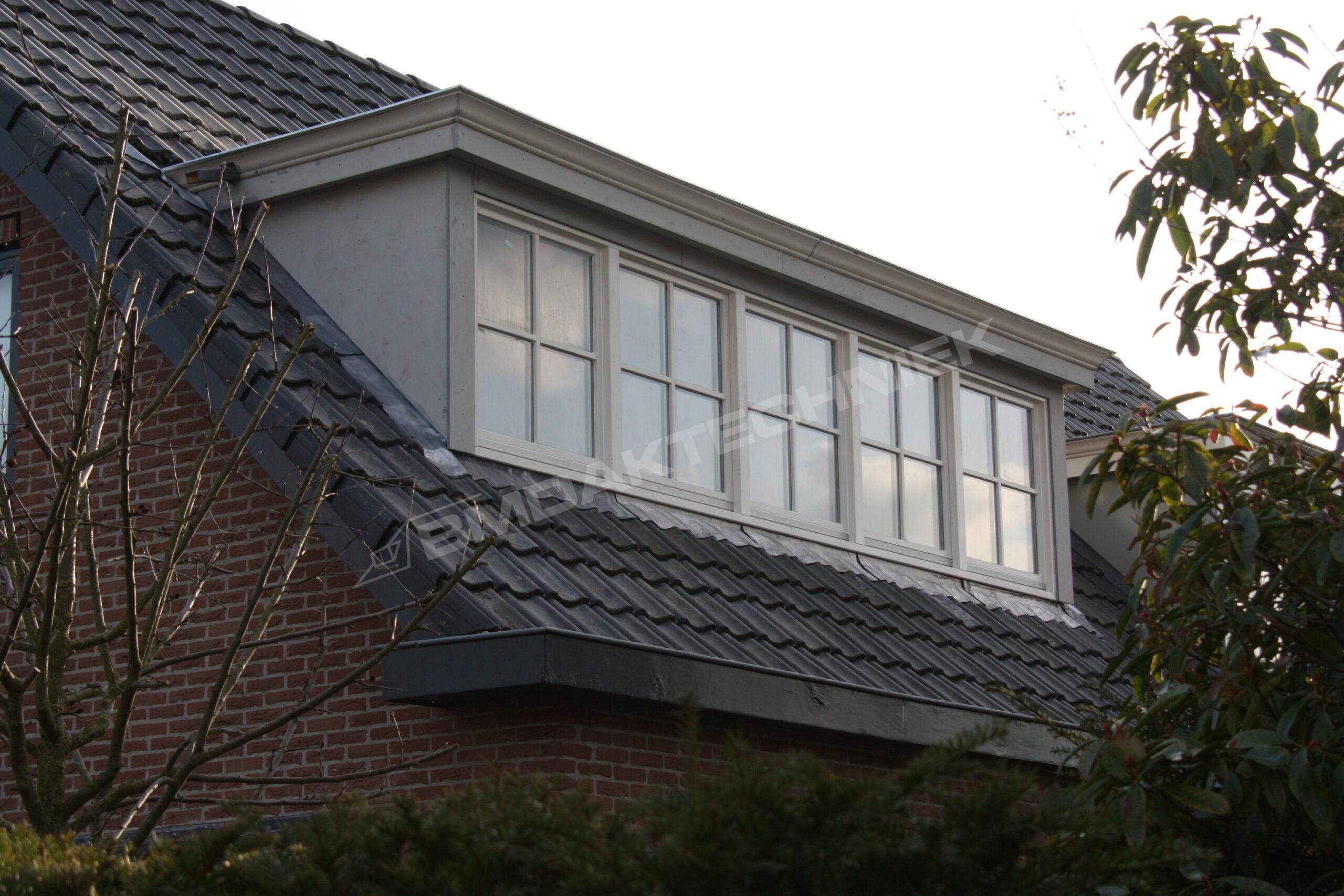 Wit houten dakkapel