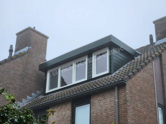 Houtlook dakkapel met groene keralit Houtlook dakkapel met groene keralit